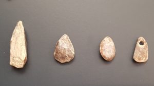 Findings of several steps in order to carve a drop-shaped pendant which date back approx. 29.000 years and were found at the Geißenklösterle cave in South-Germany. The many findings in the region mark the oldest known creative works of early humans.