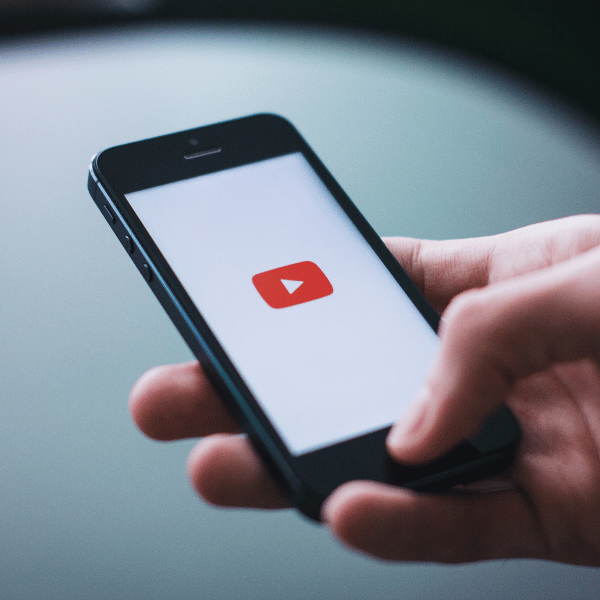 Mehr über den Artikel erfahren YouTube ab 2005: Wie eine Videoplattform das Videomarketing veränderte